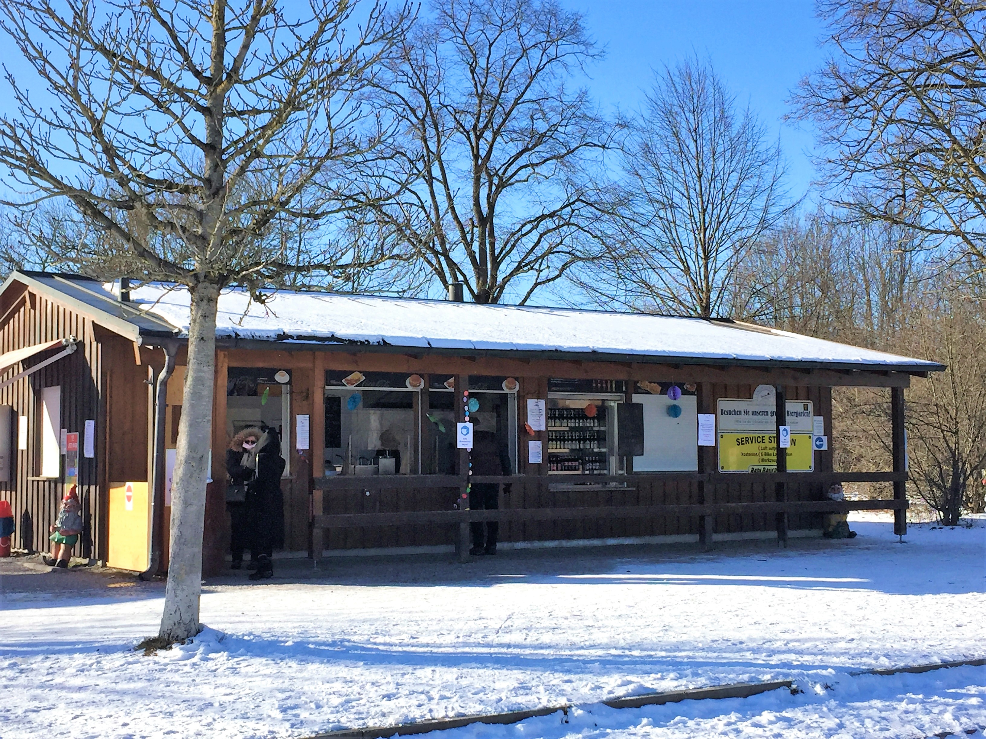 Ansicht Kiosk am Lußsee im Winter mit Schnee und bei Sonnenschein