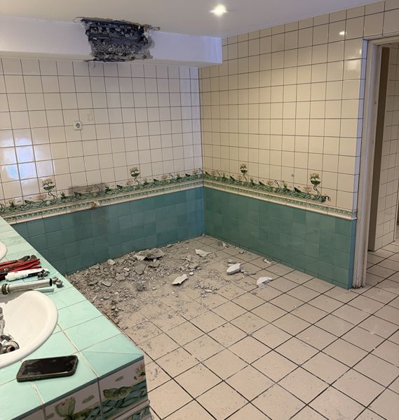Toilettenraum vor der Renovierung Toilettenraum vor der Renovierung